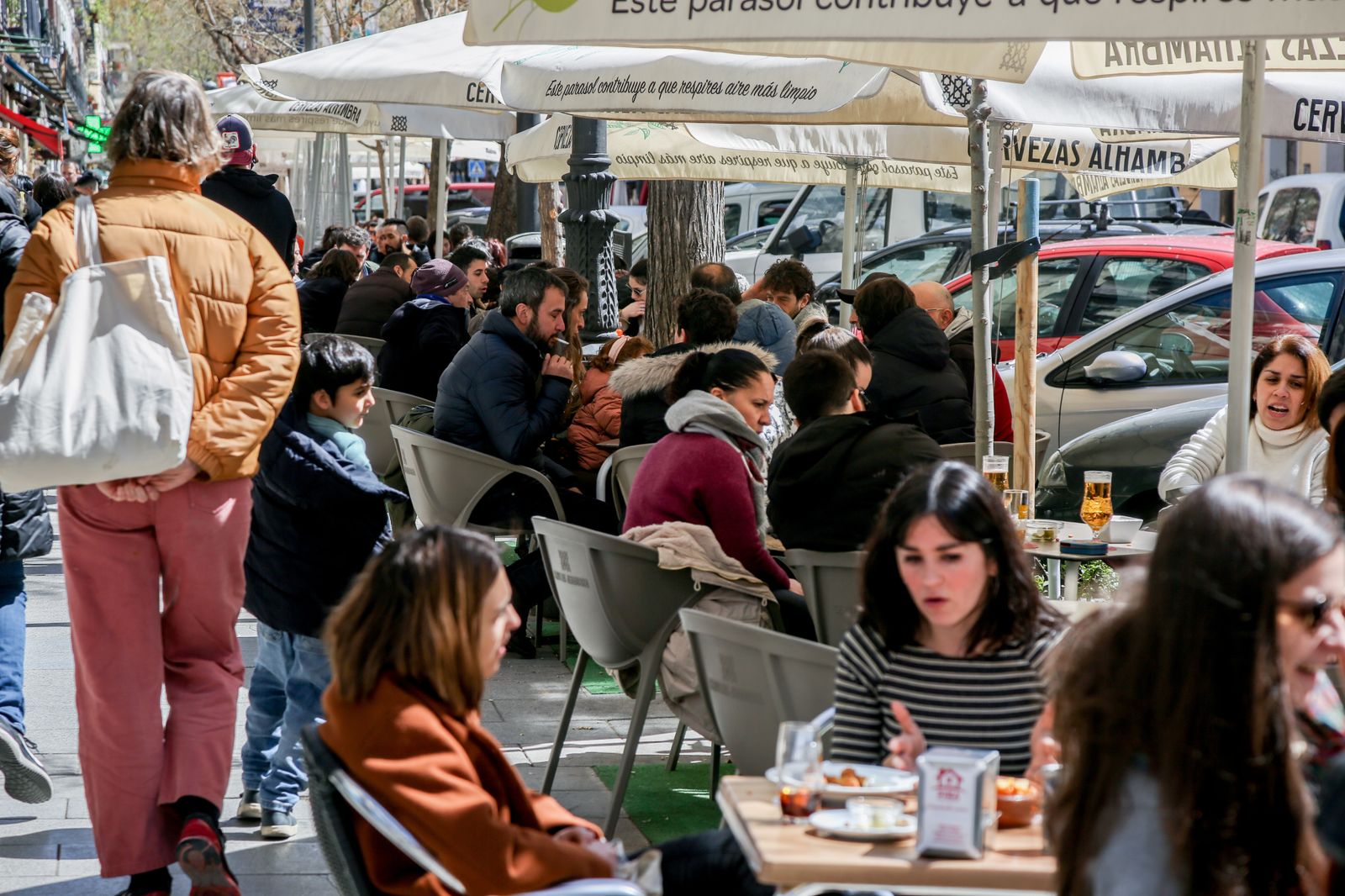 Terraza llena de clientes