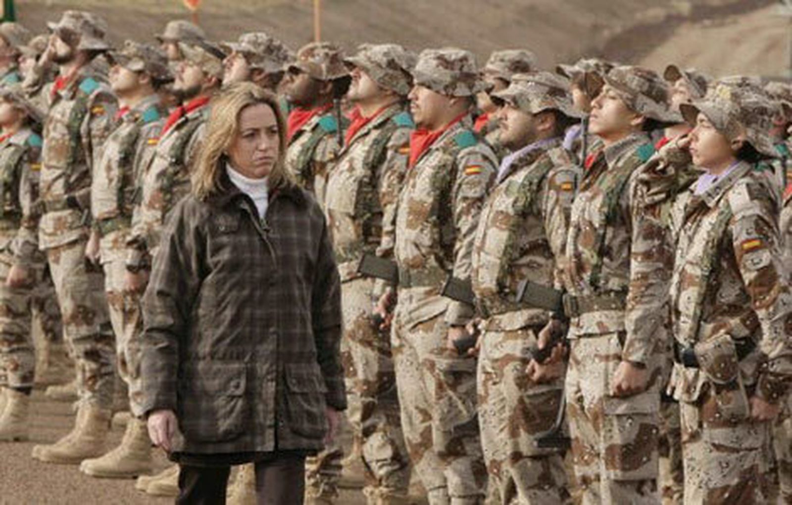 La ministra de Defensa, Carmen Chacón, pasa revista a los soldados españoles en Afganistán