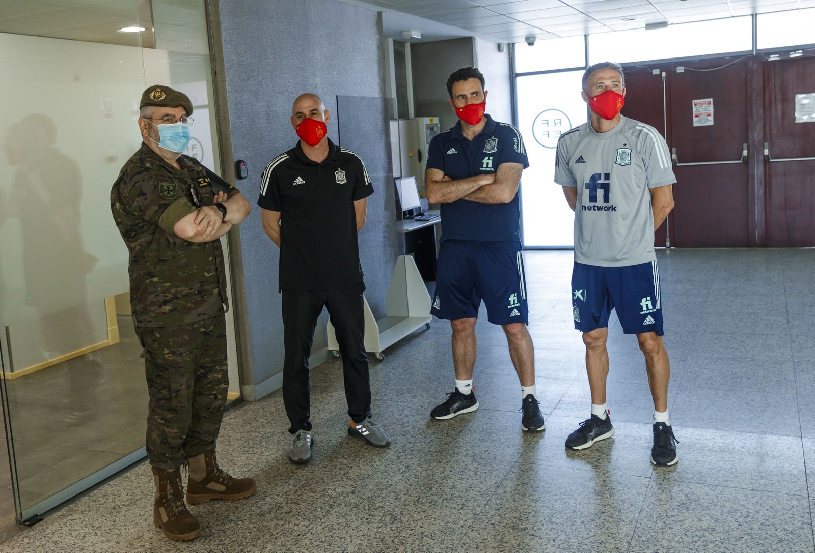 Y tras la polémica... Los jugadores de la Selección española reciben su vacuna