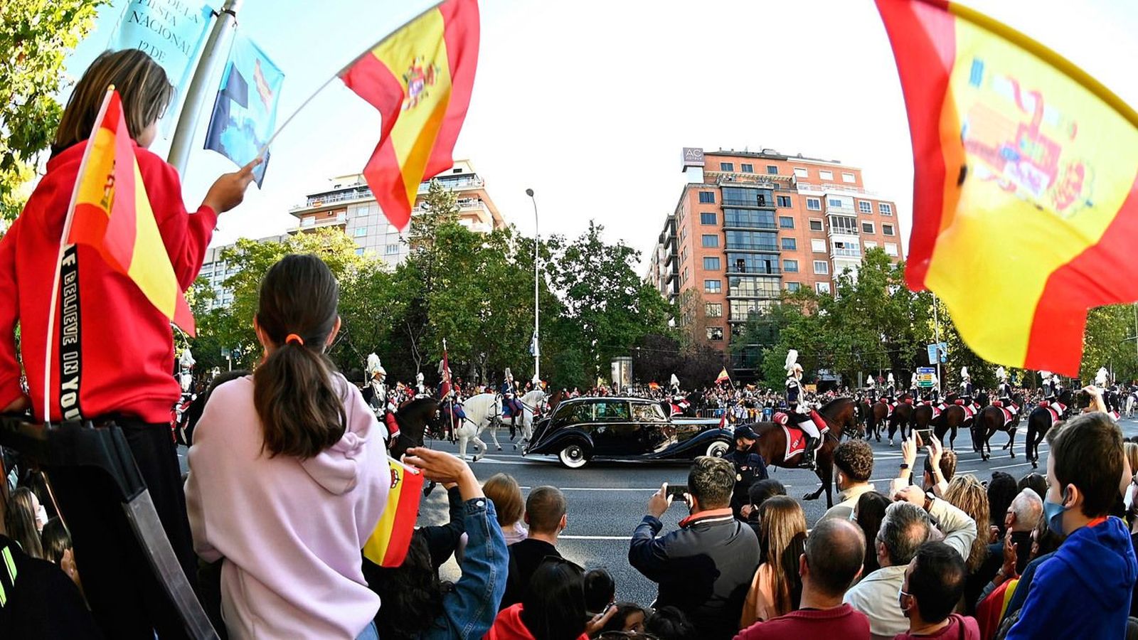 Abucheos y gritos de dimisión a Sánchez marcan el desfile del 12 de octubre