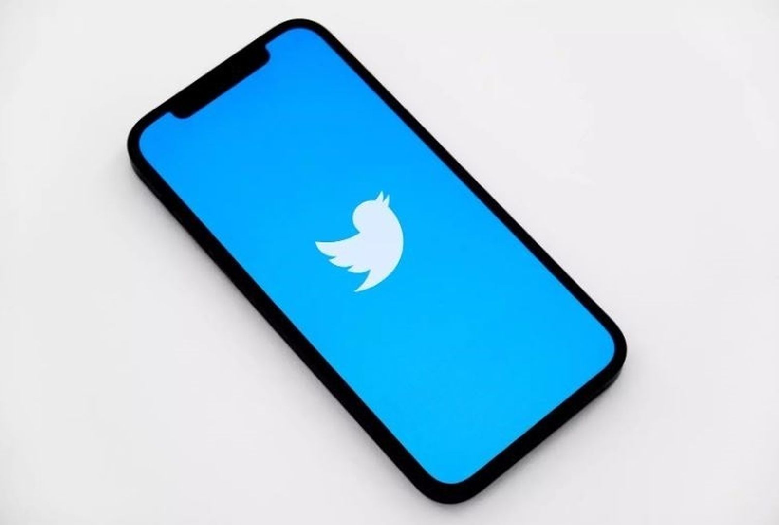 Un móvil con la aplicación de Twitter