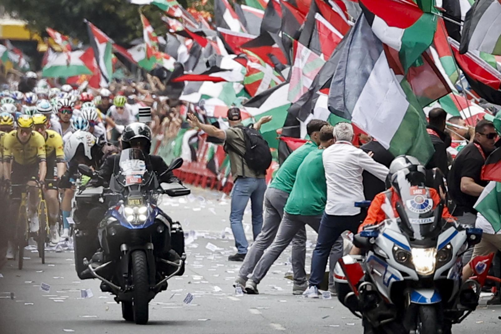 Graves incidentes en la etapa de La Vuelta en Bilbao