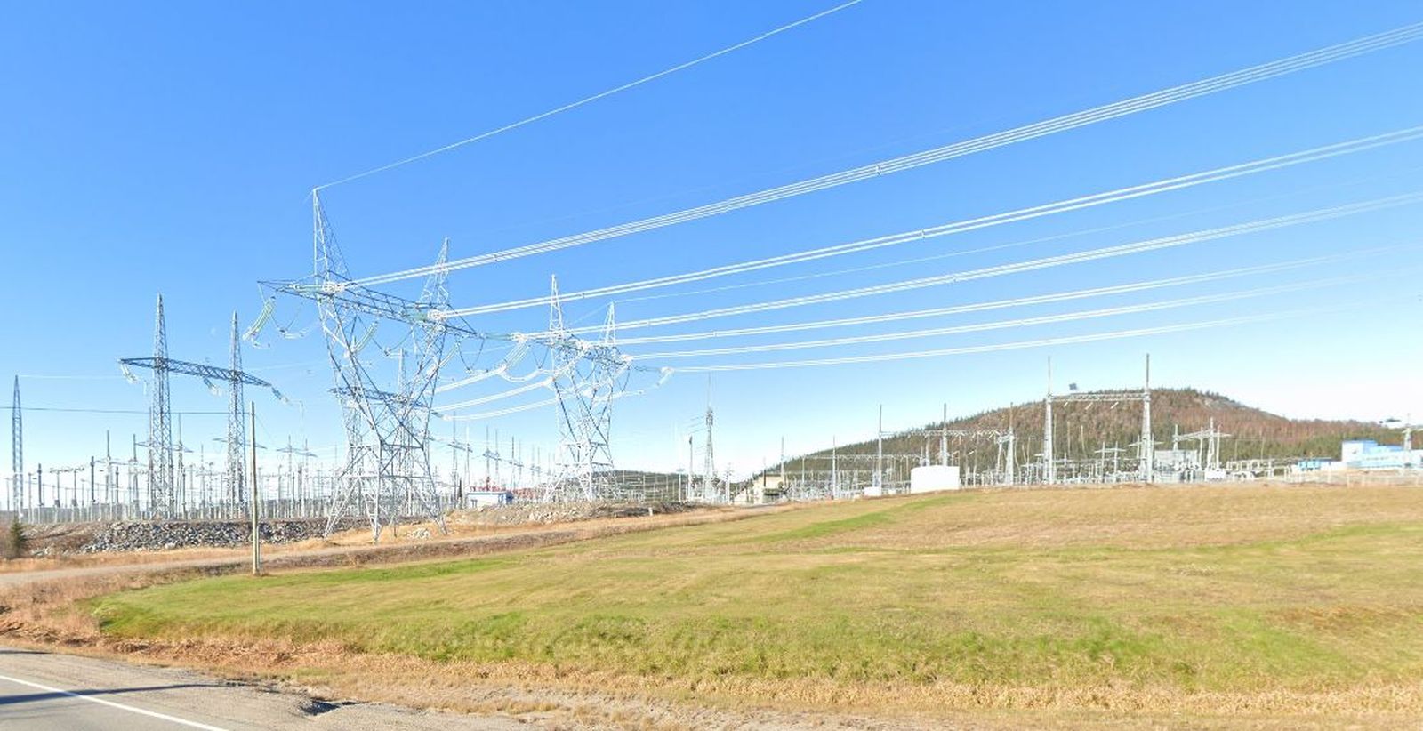 Torres de alta tensión en una central eléctrica de Canadá