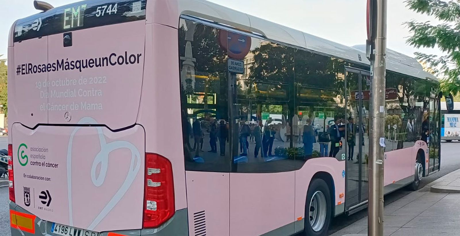 Un autobús de EMT de rosa para apoyar la campaña por el cáncer de mama