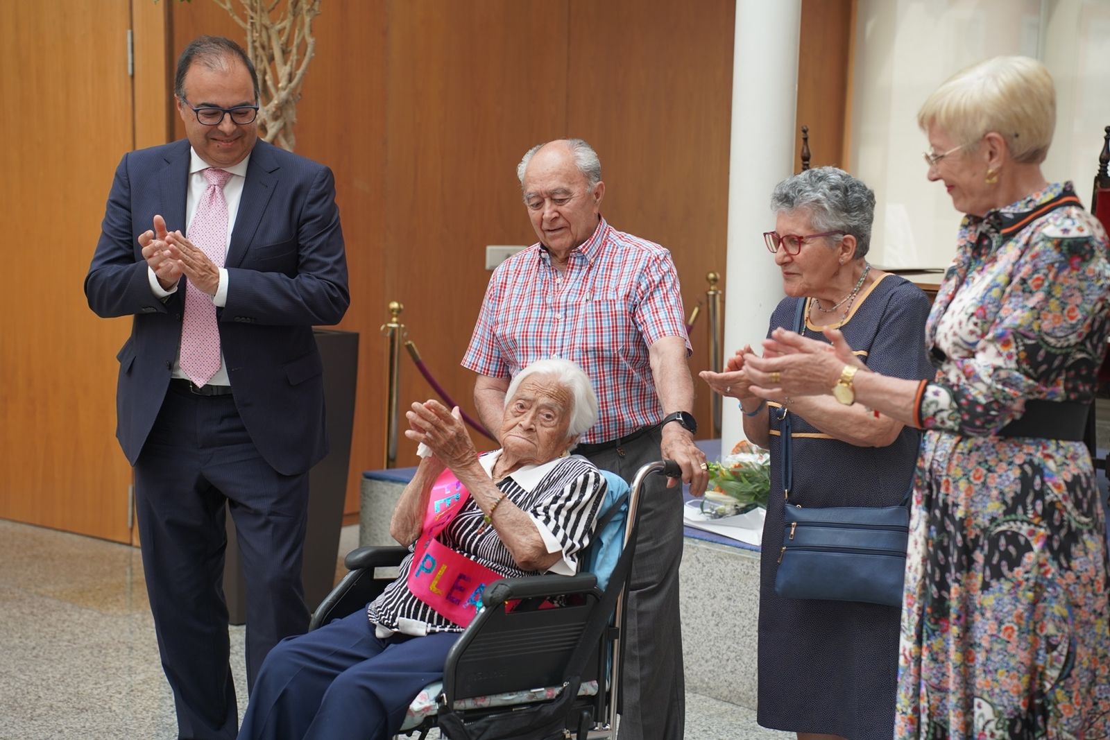 Homenaje a doña Carmen López Carmona por su 103 cumpleaños, en Leganés