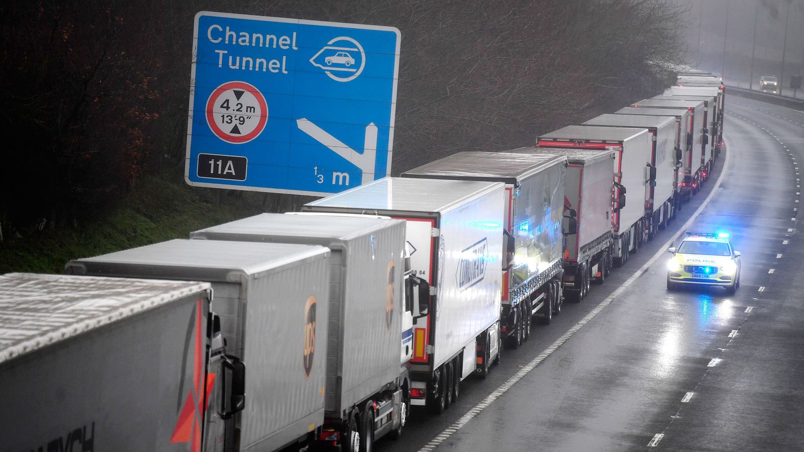 Miles de transportistas atrapados por el cierre de puertos británicos