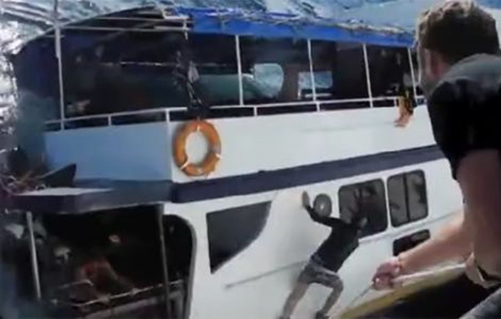 Angustiosas imágenes de un barco hundiéndose con turistas a bordo en Tailandia