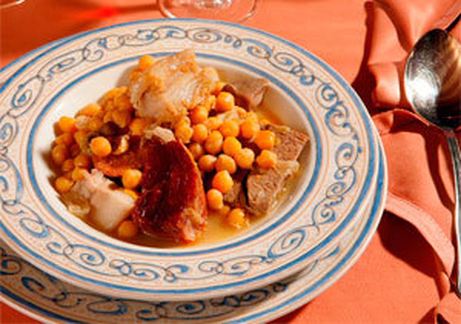 Plato de cocido madrileño