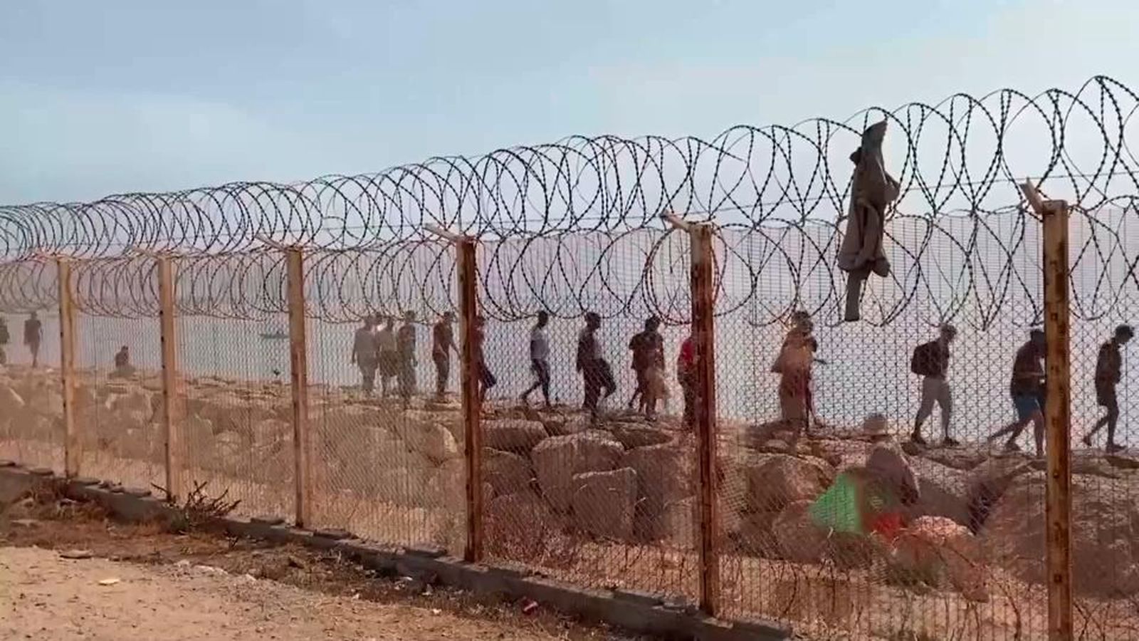 El CNI avisó con varios informes al Gobierno de una posible avalancha migratoria en Ceuta y Melilla