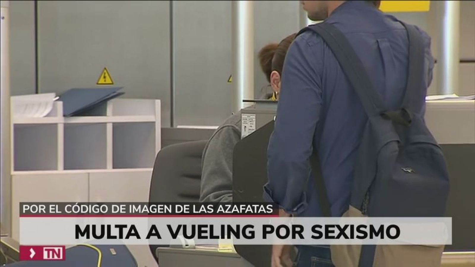 Proponen multar a Vueling por requerimientos estéticos a sus azafatas