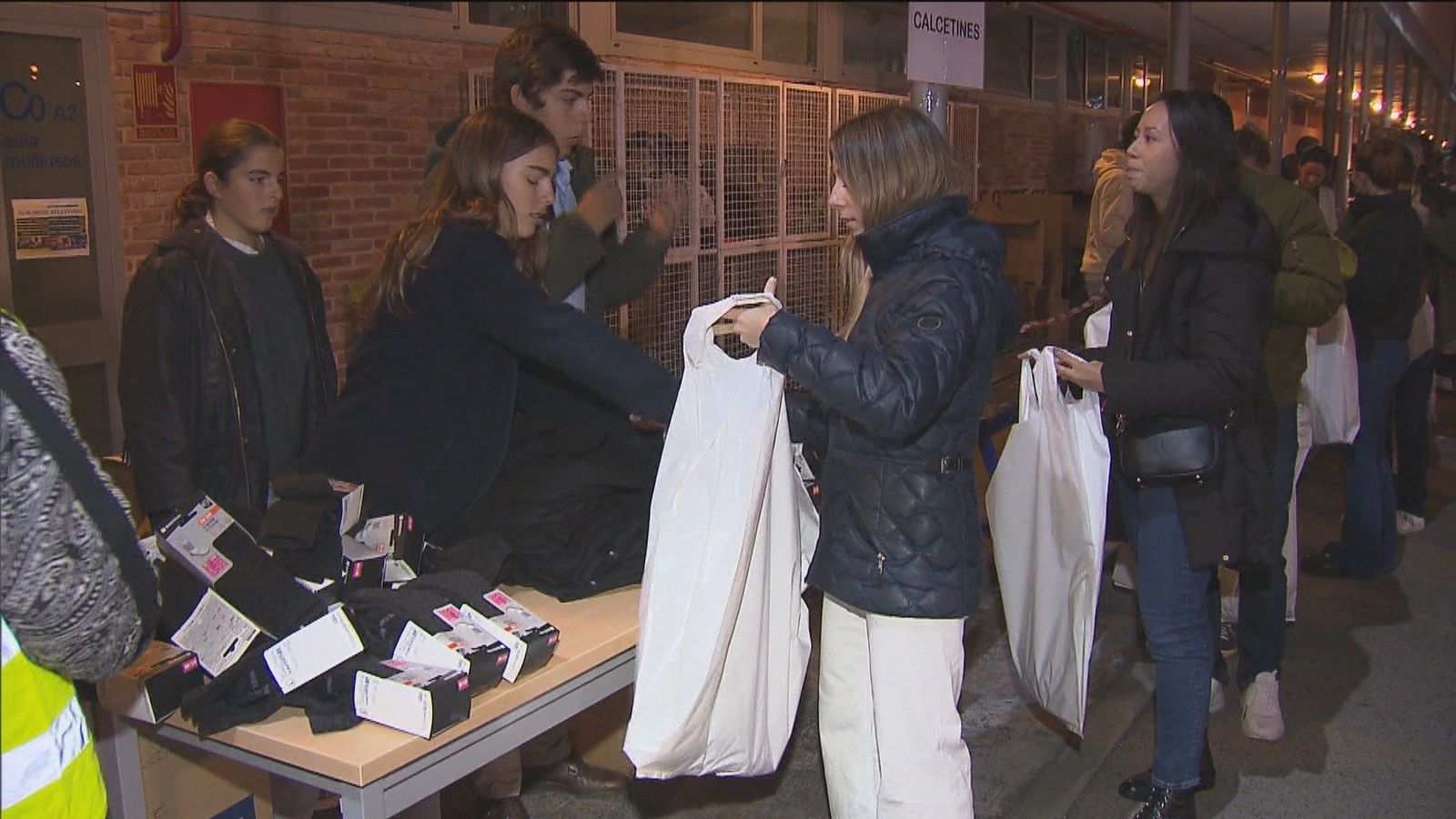 Una ONG reparte ropa de abrigo a cientos de personas sintecho en Madrid