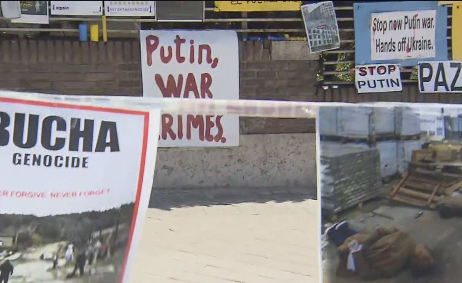 Carteles de 'Putin asesino' en la embajada rusa mientras el embajador dice que la matanza de Bucha es un montaje