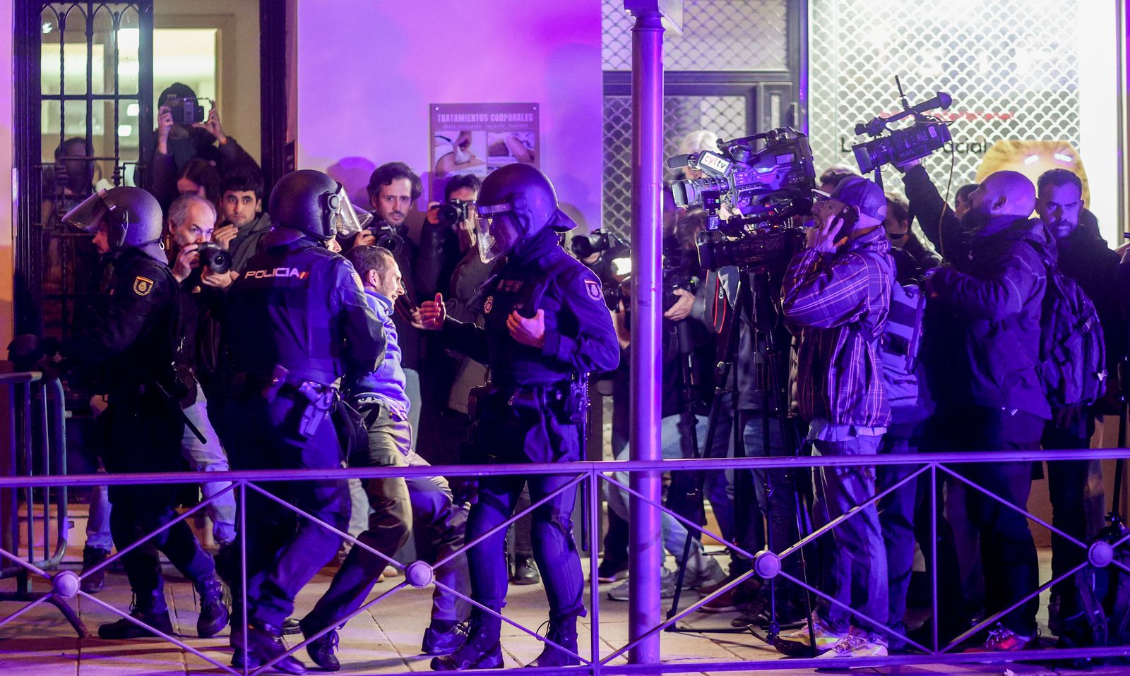 en el atestado de la  intervención policial consta que hubo tres detenidos, dos por agredir a agentes de la Policía y una tercera, una mujer, por desobediencia
