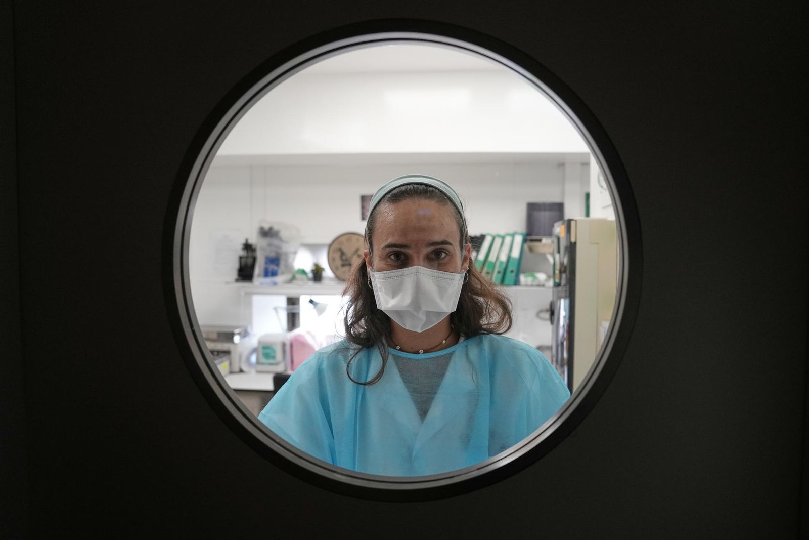 Una enfermera, en un laboratorio