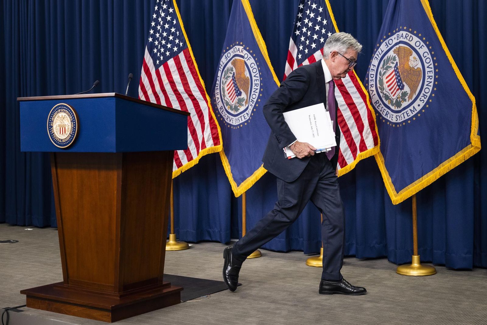 El presidente de la Reserva Federal de EEUU, Jerome Powell, abandona el estrado tras anunciar una nueva subida de tipos