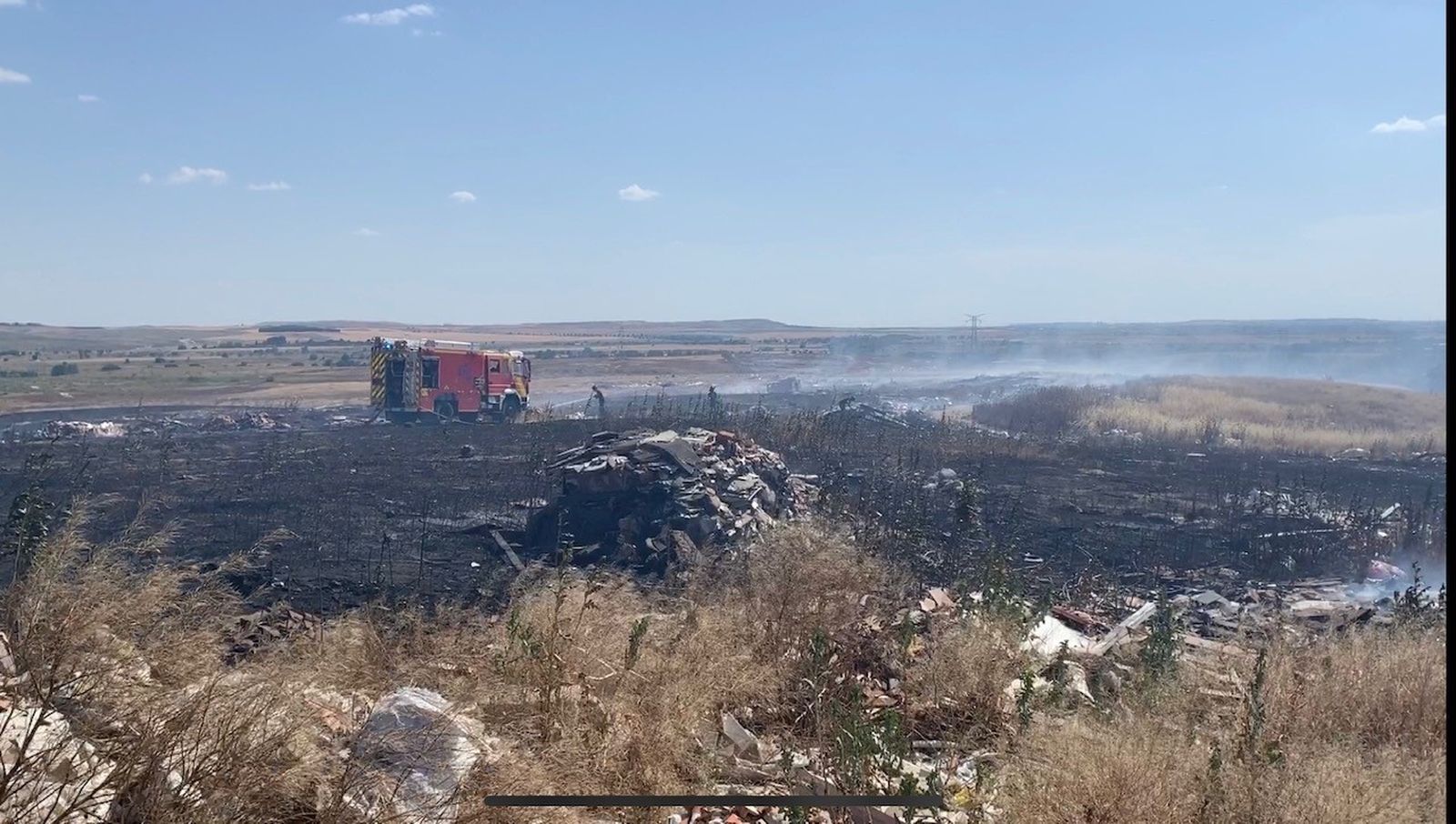 El viento dificulta la extinción de fuego de pasto en la Cañada Real