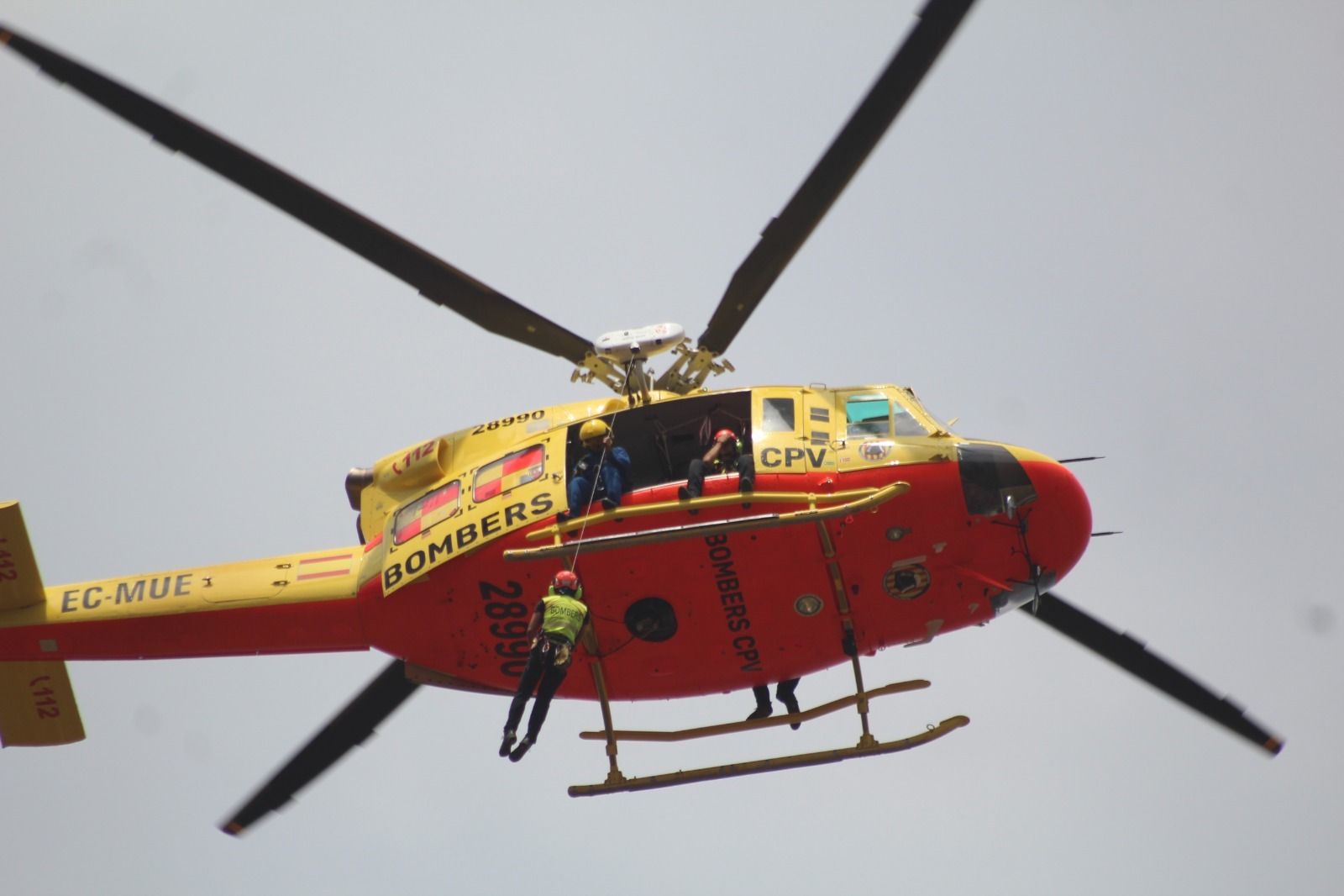 Hasta el lugar, se ha movilizado el grupo de rescate GERA con  helicóptero V-990 del consorcio con médico y bomberos