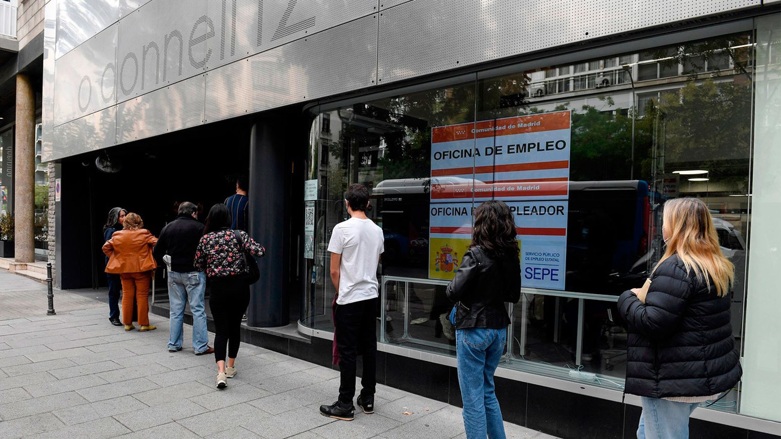Varias personas hacen cola en una Oficina del Servicio Público de Empleo Estatal (SEPE)