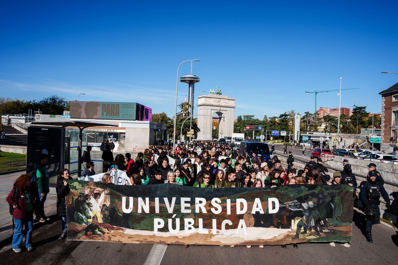Varias personas durante una marcha, a 27 de noviembre de 2025, en Madrid