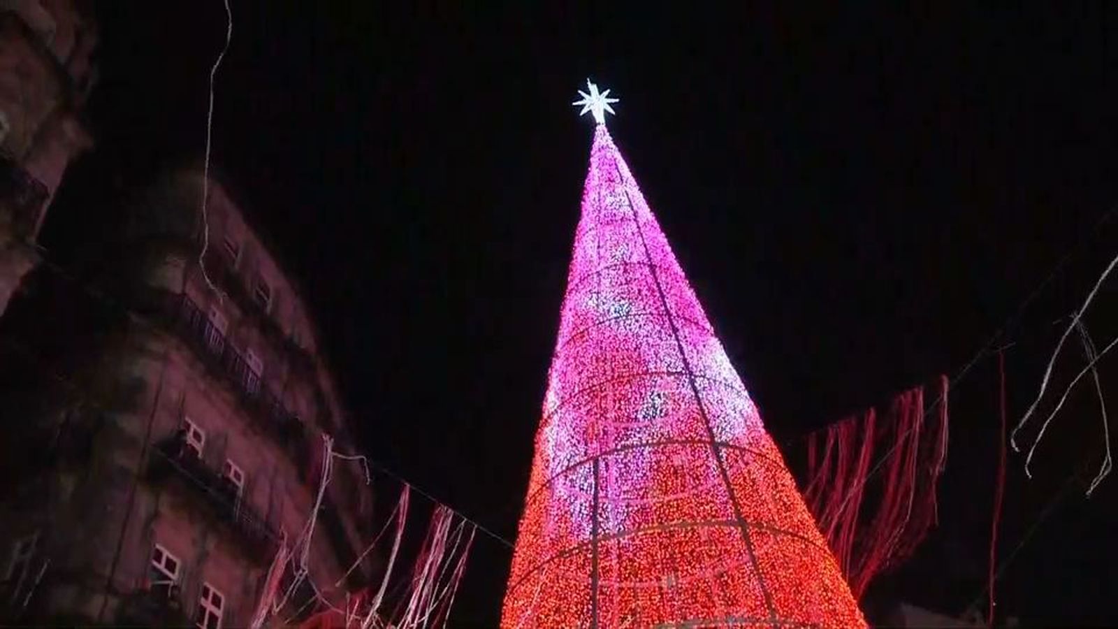 Vigo enciende la Navidad "de todo el planeta" con un acto multitudinario lleno de música y nieve artificial