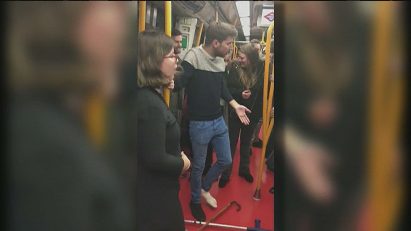 Un chico con muletas, una embarazada y un anciano: ¿quién tiene prioridad para coger asiento en el metro?