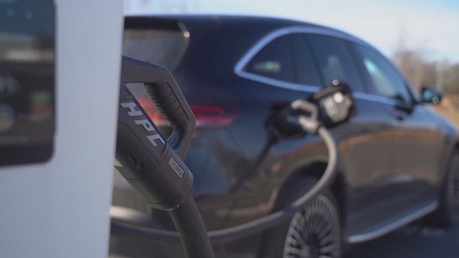 Las inversiones del coche eléctrico comprometidas por los retrasos e incumplimientos de las ayudas