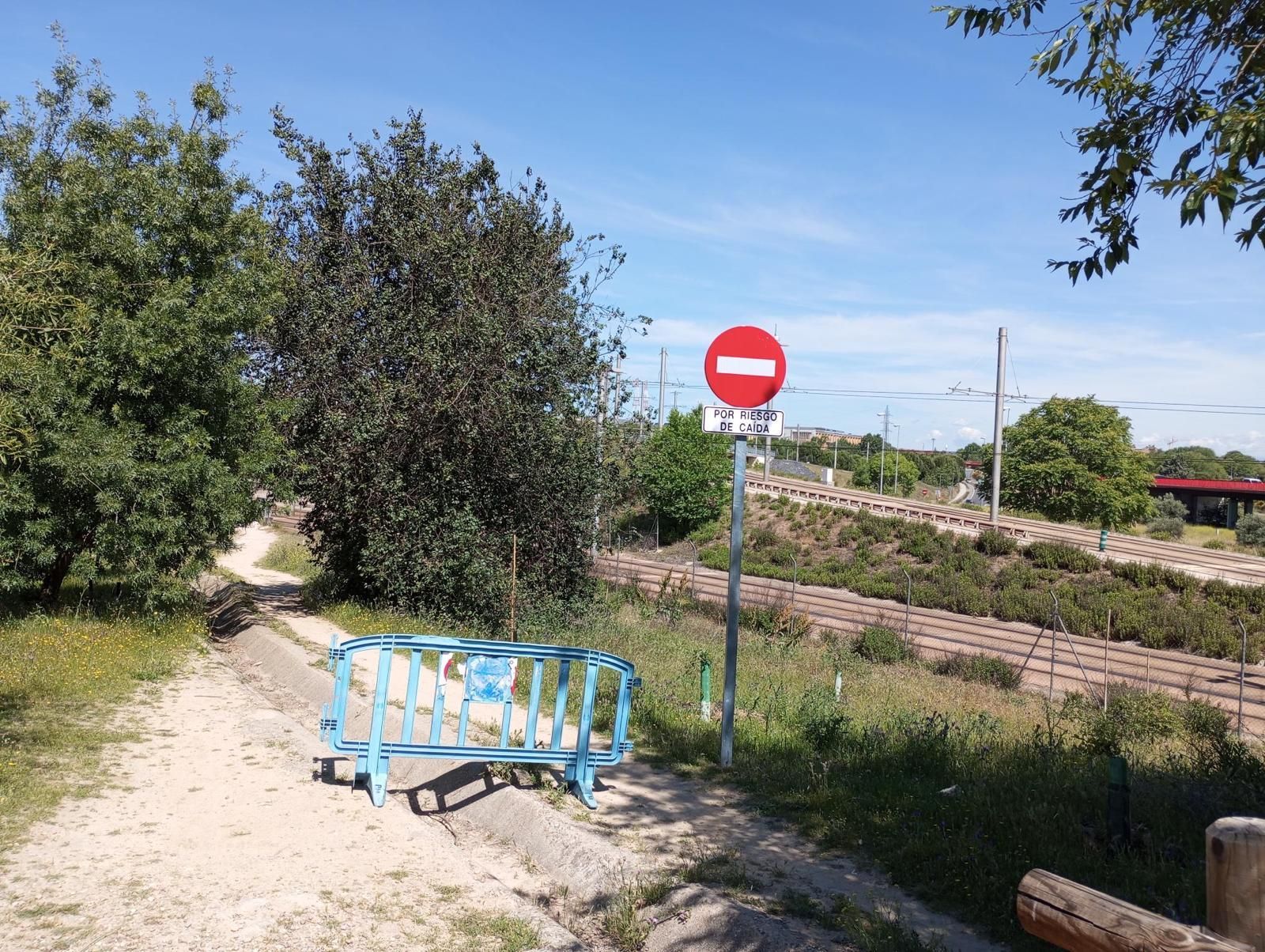 Valla y señal colocados por el Ayuntamiento de Pozuelo de Alarcón