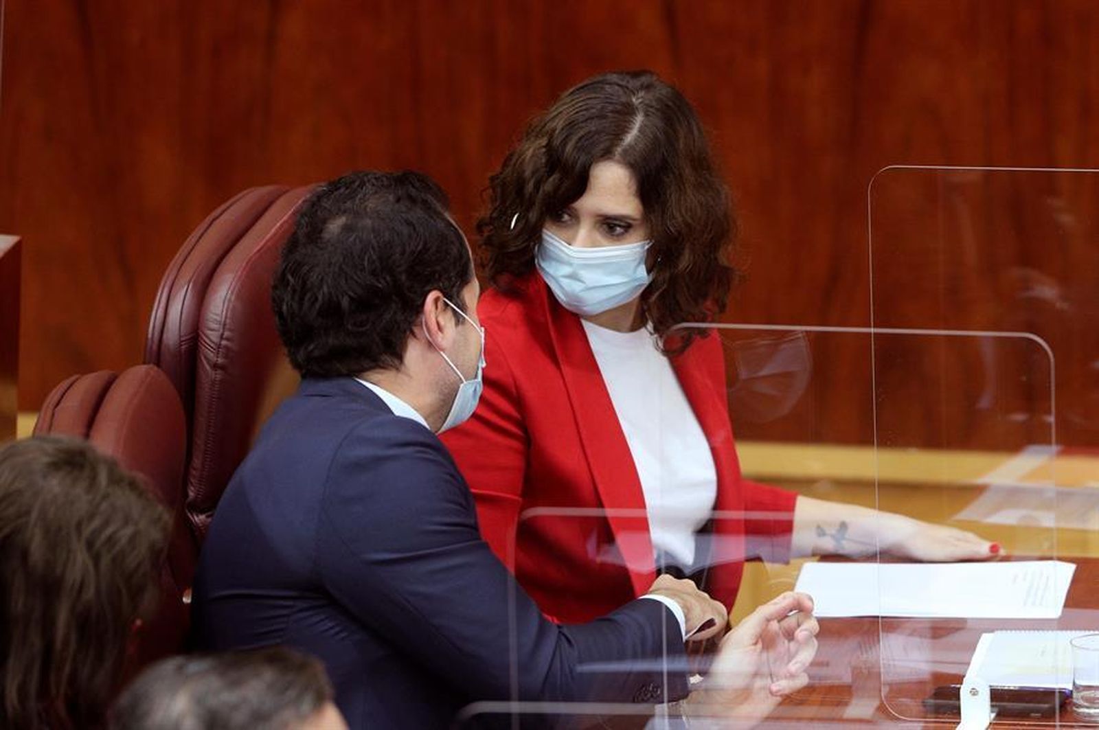 Isabel Díaz Ayuso conversa con Ignacio Aguado durante el Pleno de la Asamblea de Madrid