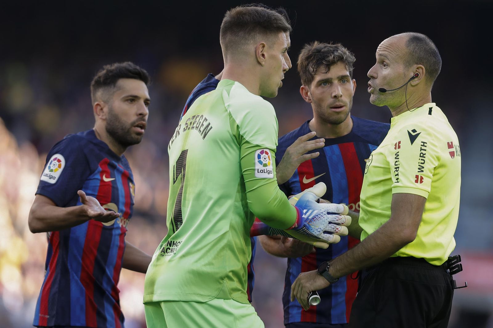 Los jugadores del Barcelona protestan la expulsión de su compañero Jordi Alba durante el derbi ante el Espanyol