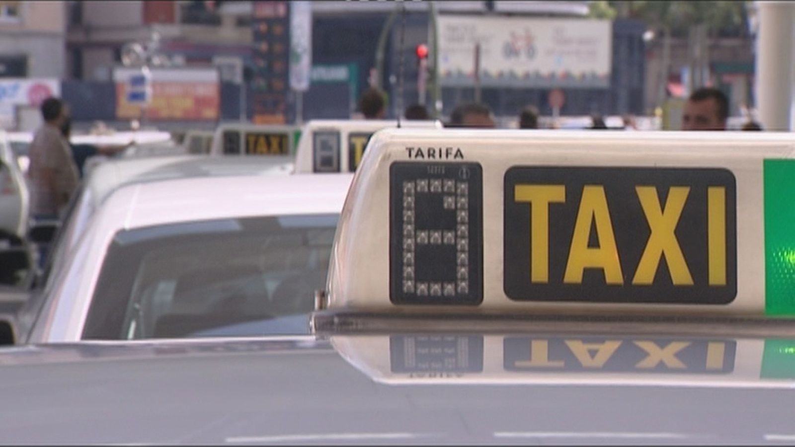 Varios taxis en Madrid