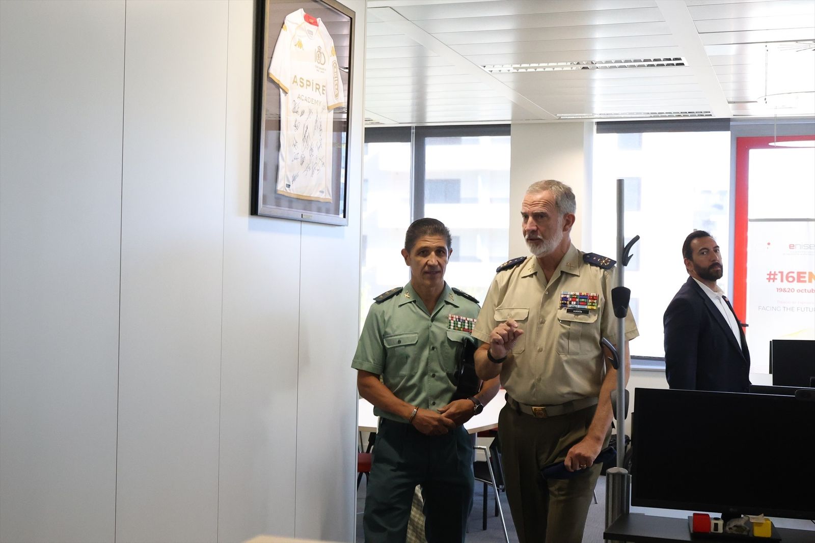 Felipe VI visita la CiberComandancia de la Guardia Civil en León