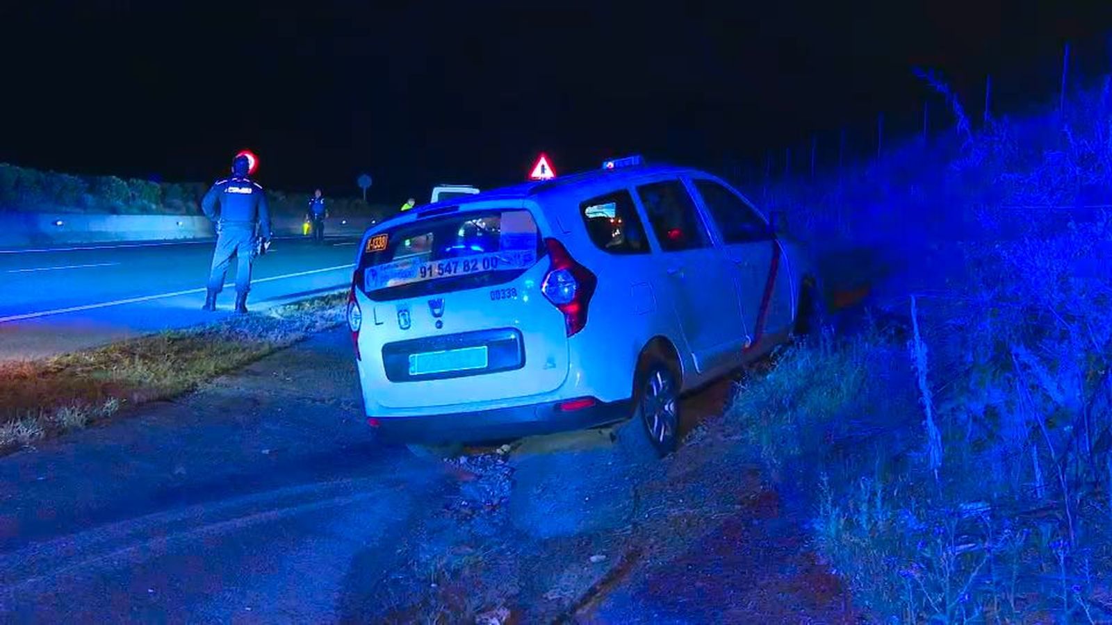 Un taxista se la sale de la vía en la M-301, en Villaverde, al quedarse dormido
