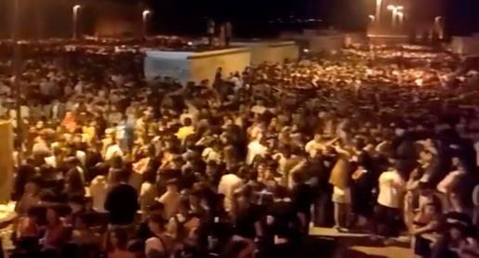 Miles de jóvenes celebran un macrobotellón en la Ciudad Universitaria