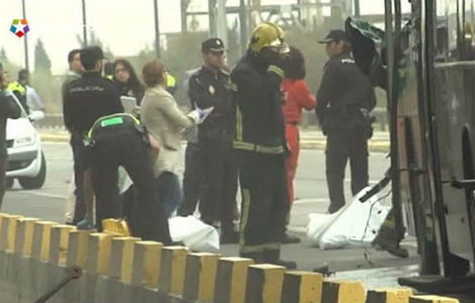 Dos muertos, tres heridos graves y decena leve al chocar un camión y autobús