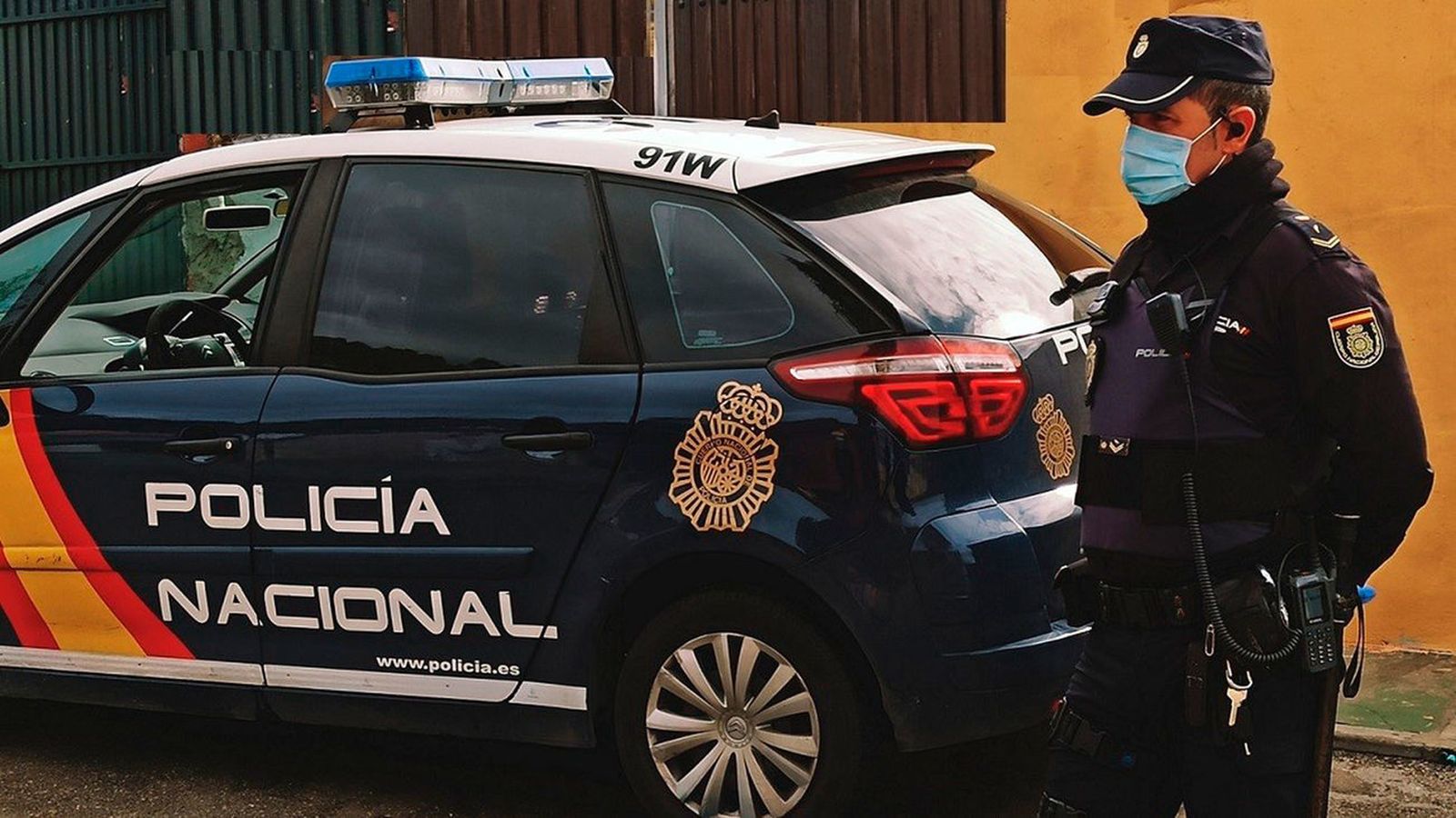 Agente de Policía Nacional durante un operativo
