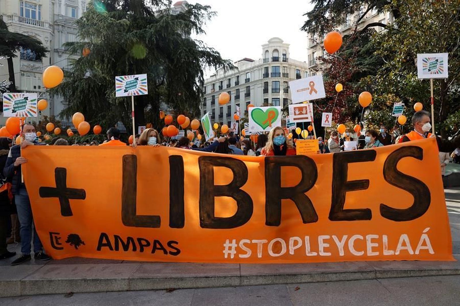Protestas dentro y fuera del Congreso contra la ley Celaá, que la concertada considera "un atropello"