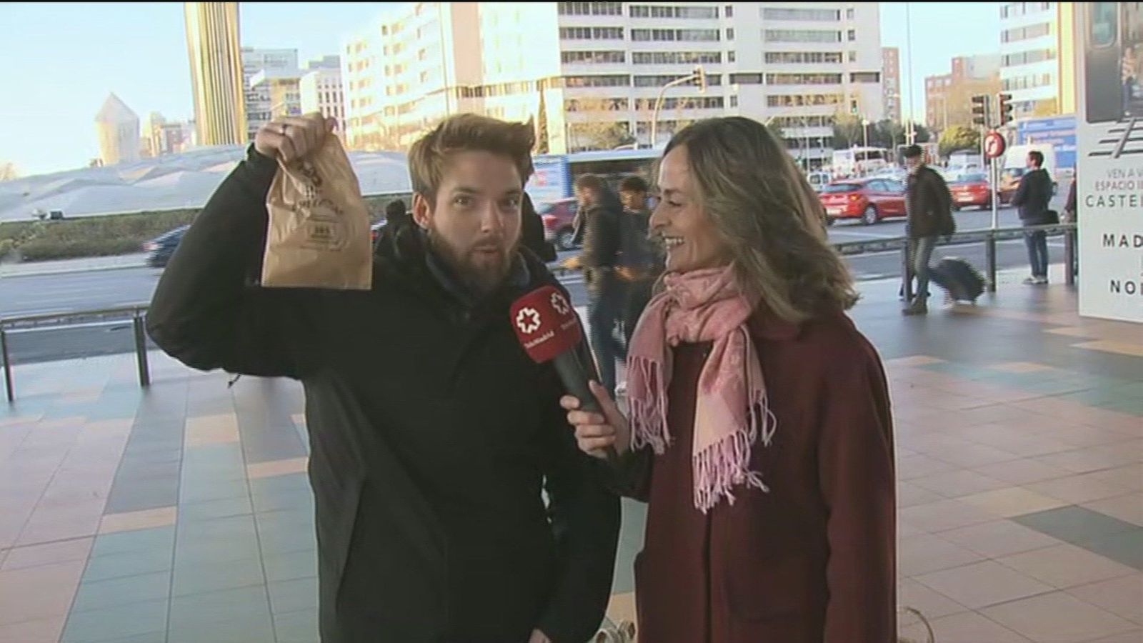 Panes gratis para los madrileños a primera hora de la mañana en Plaza de Castilla