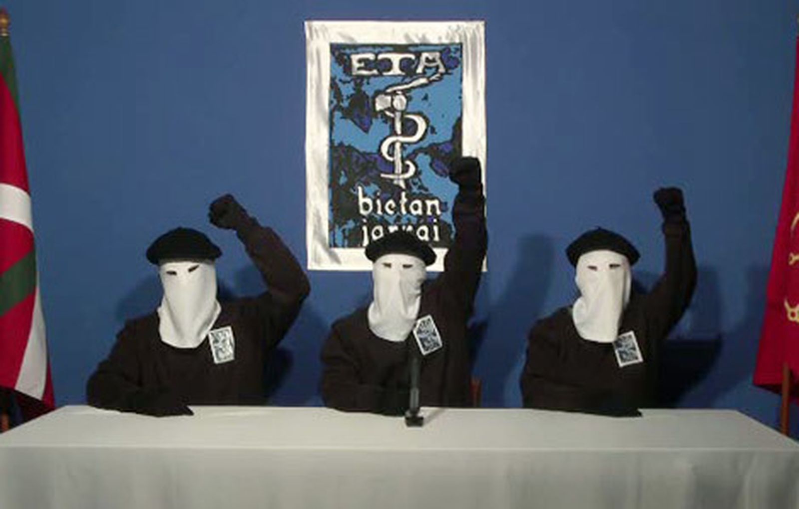 Miembros de ETA, durante el comunicado del cese definitivo de su actividad armada