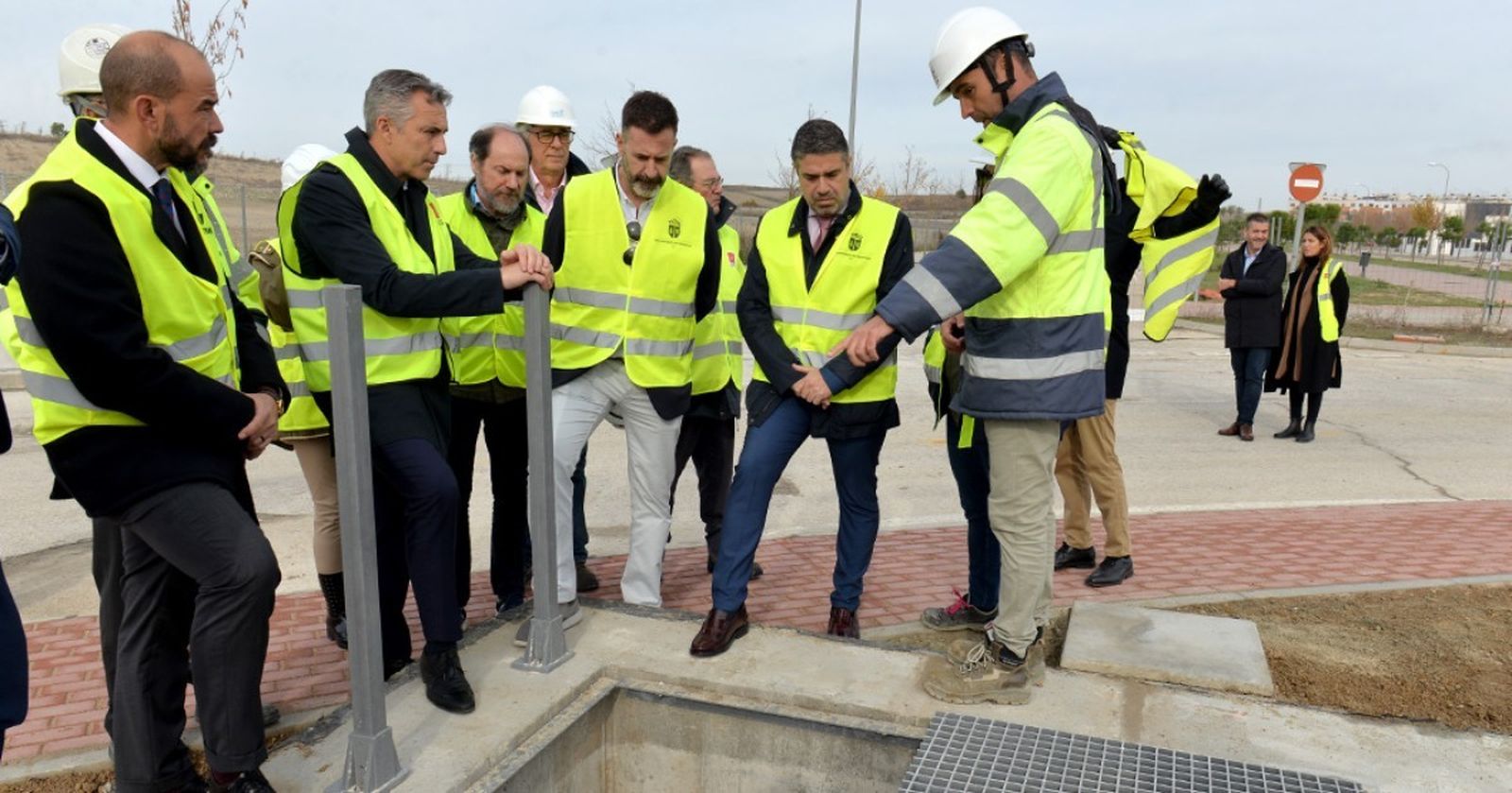 El alcalde, David Conde, y el consejero de Medio Ambiente, Carlos  Novillo, visitan las obras de los nuevos tanques de tormenta