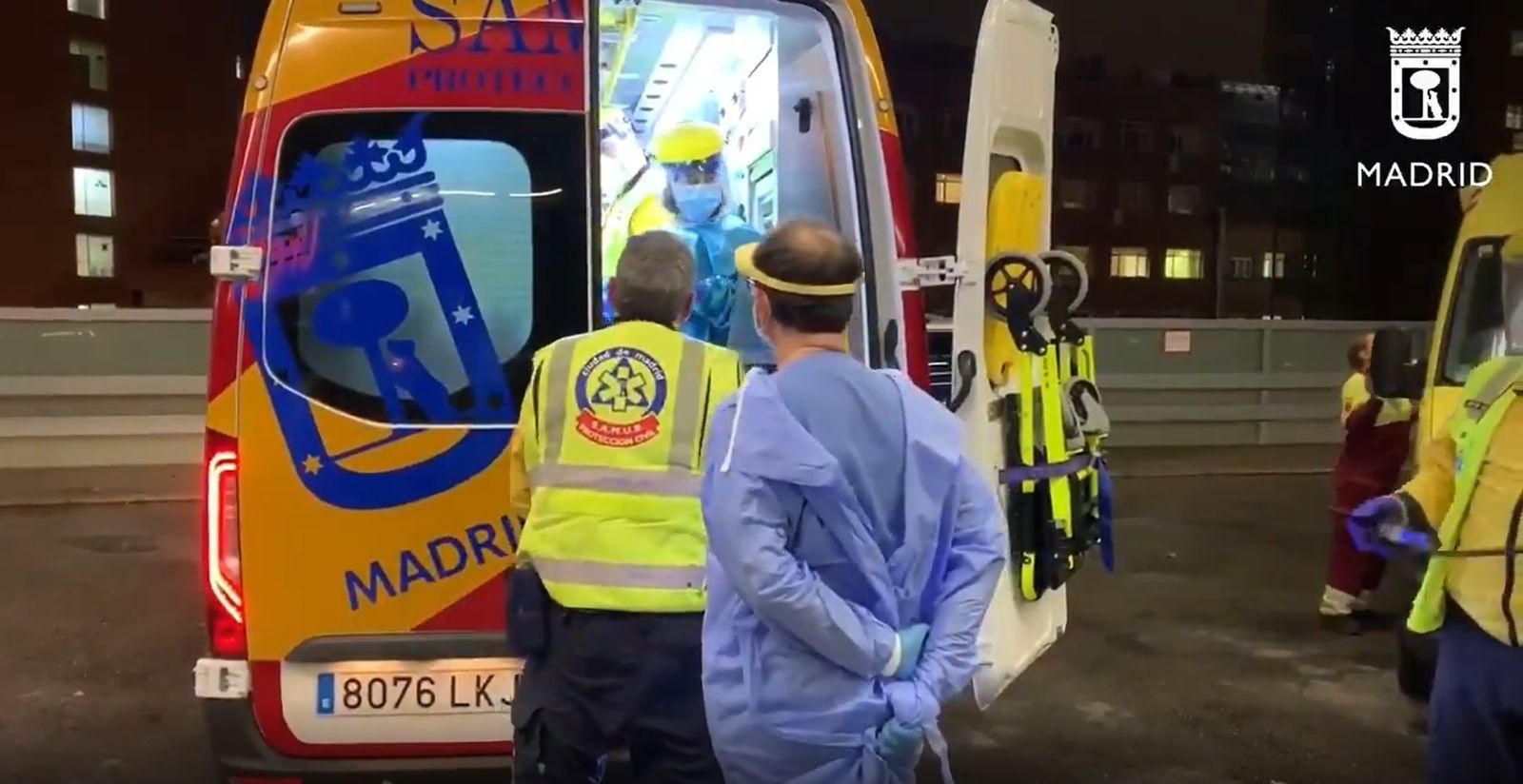 La ambulancia traslada a un herido en Villaverde