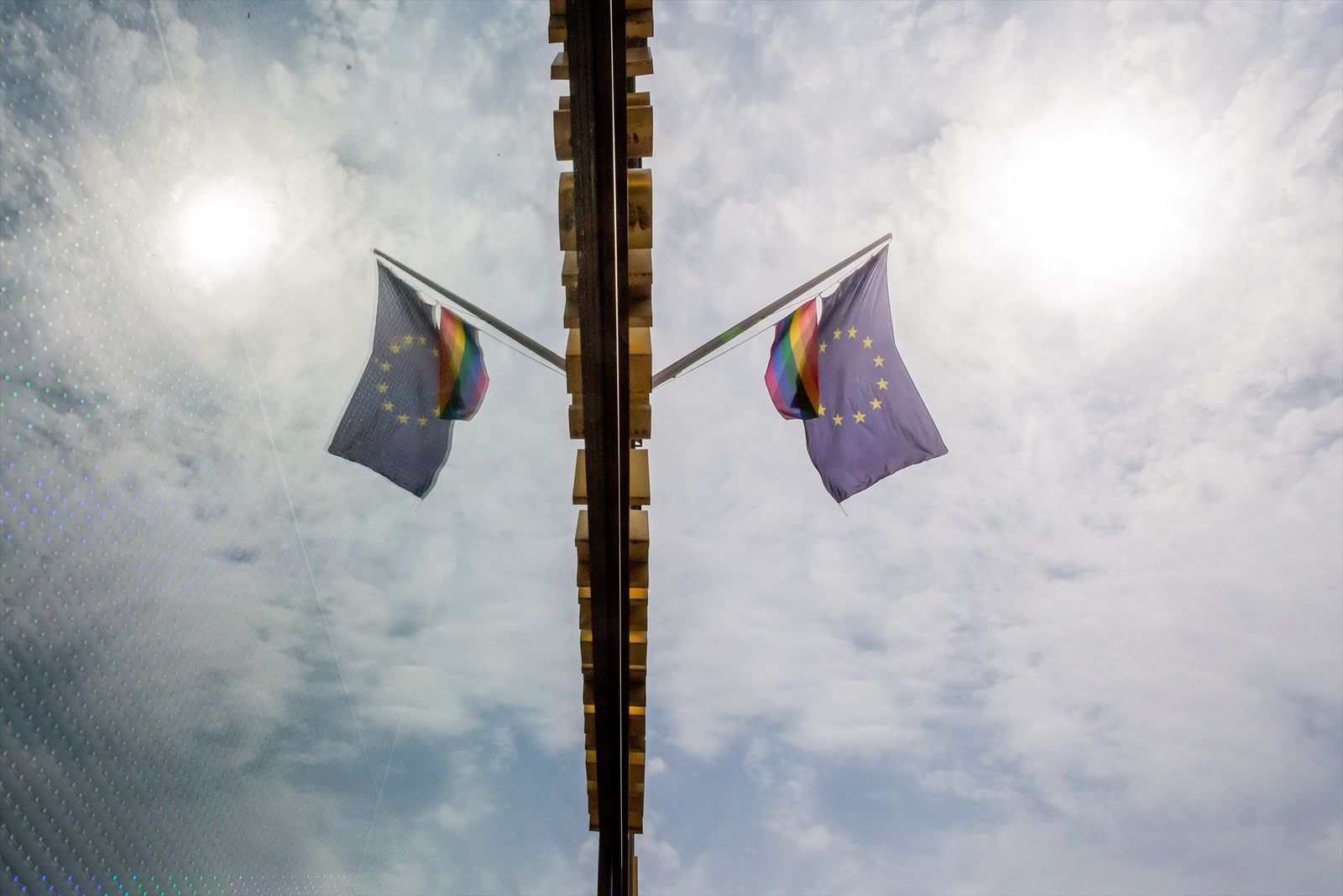 Banderas de la Unión Europea y del colectivo LGTBI+