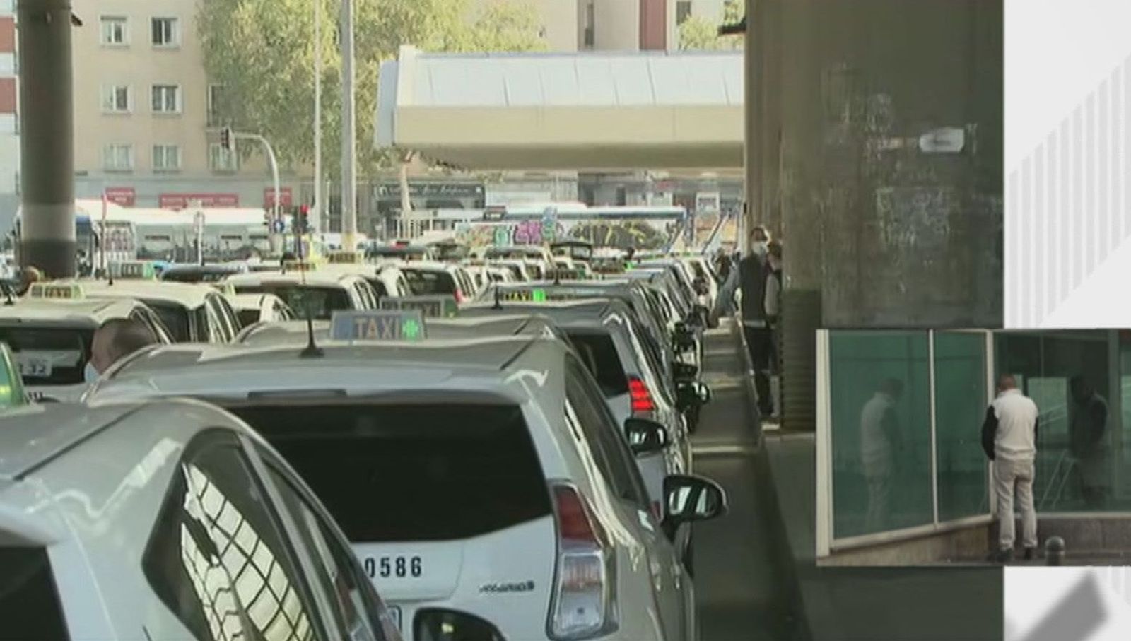 Las quejas vecinales por los orines en Atocha activan la reivindicación de los taxistas de un urinario público