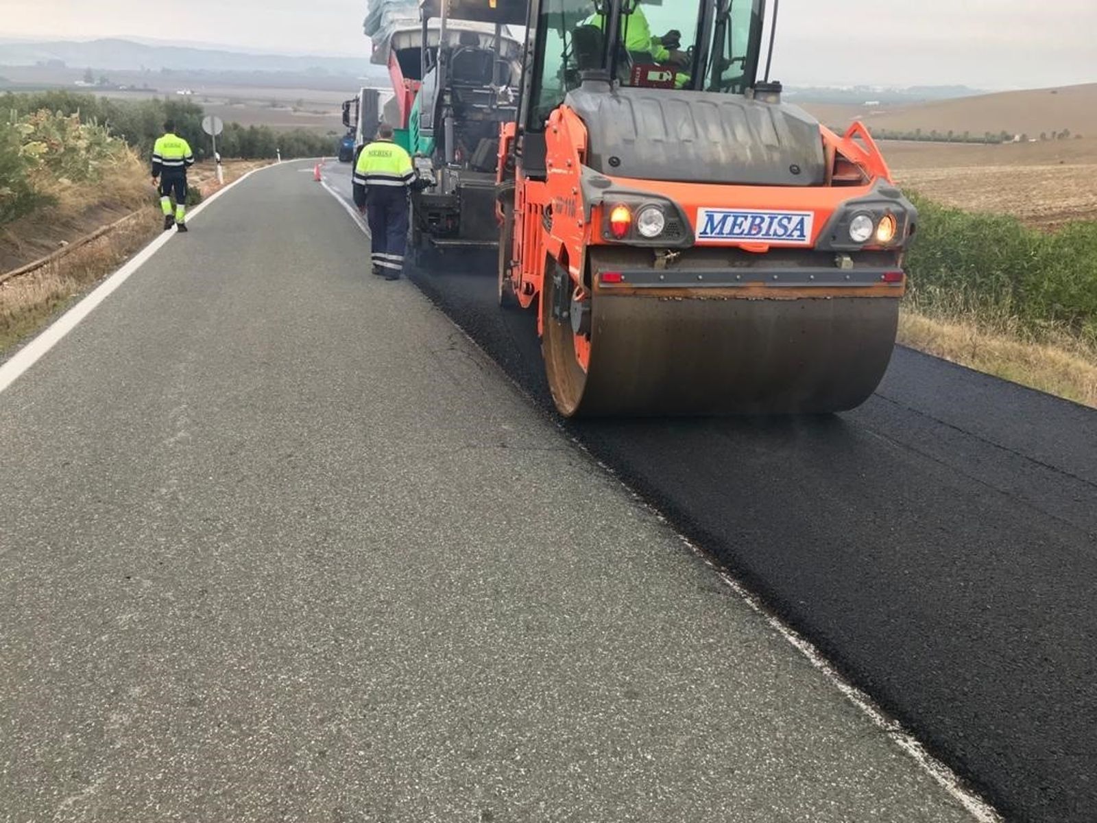 Comienza el asfaltado de la carretera del Cementerio de Getafe