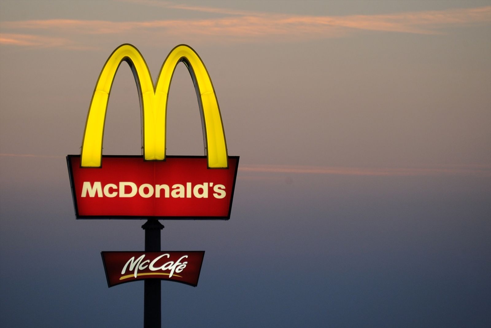 Imagen de un letrero de McDonald's