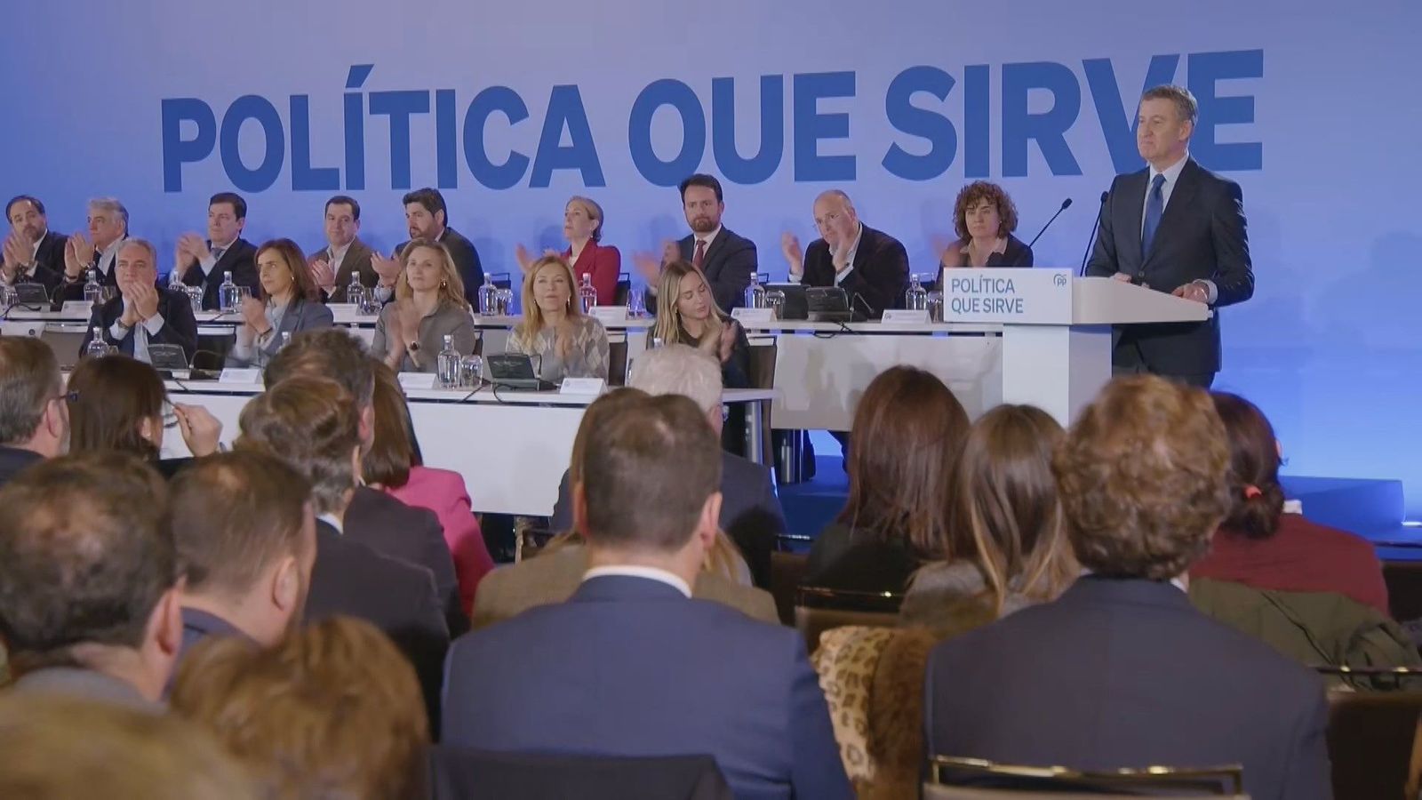 Feijóo se erige como "única oposición" a Sánchez y dice que a él no le da "órdenes" Puigdemont