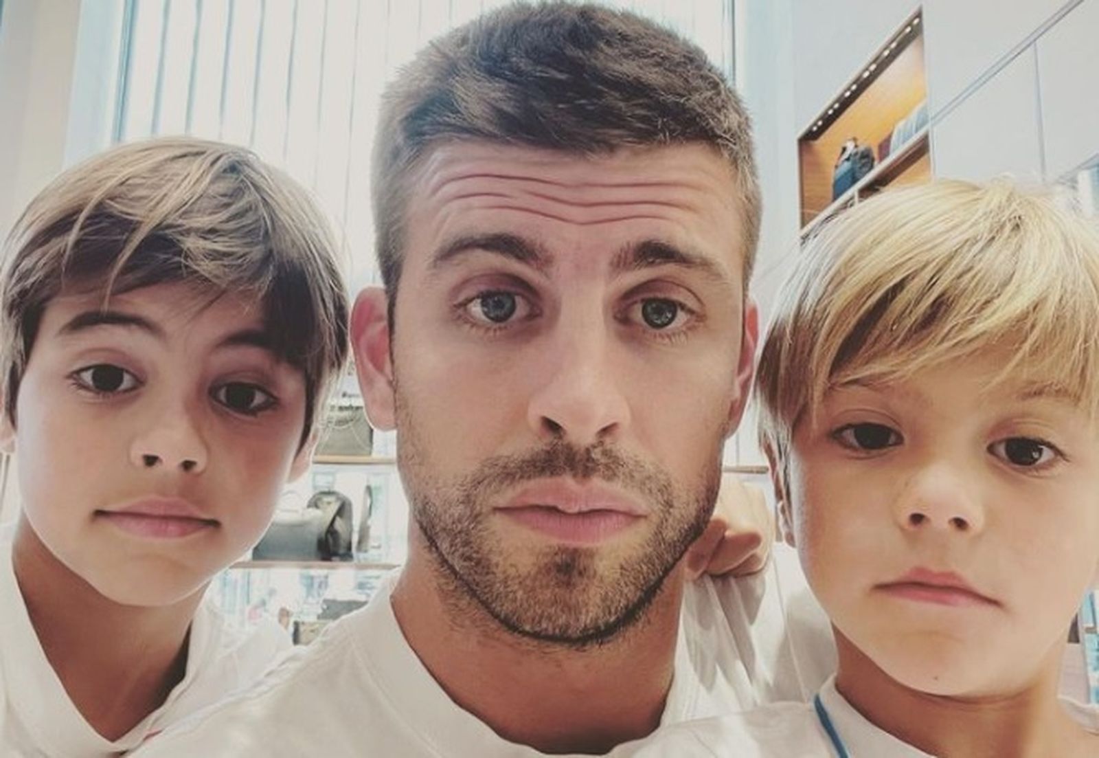 Piqué junto a sus dos hijos