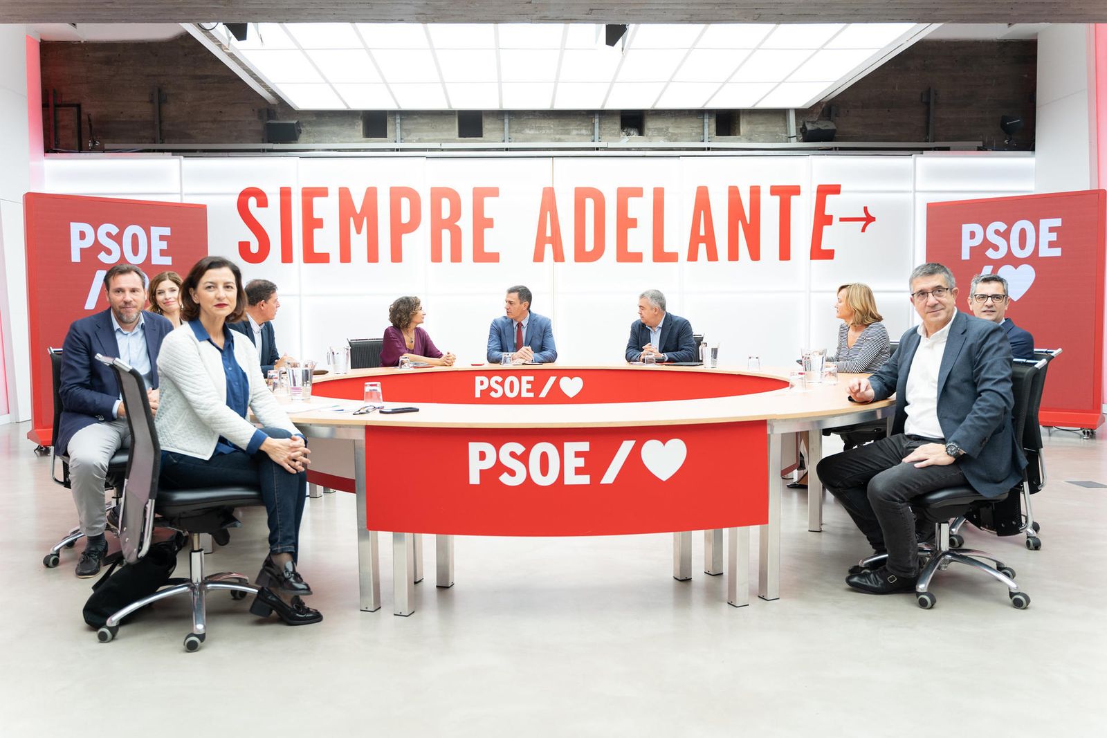 Sánchez traslada a negociadores del PSOE confianza en su investidura sin fecha