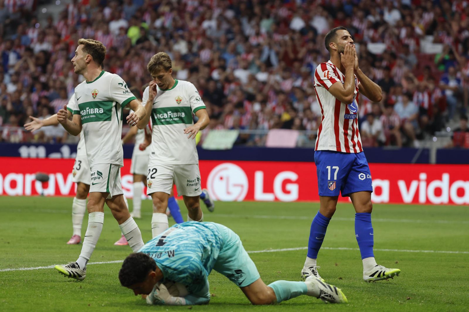 El portero del Elche Matías Dituro detiene un balón ante David Hancko