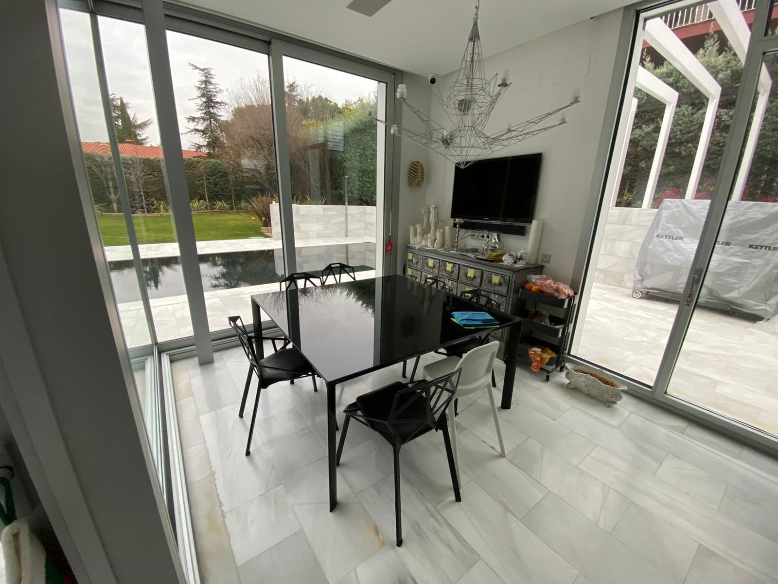 Toda la casa por dentro combina estos dos colores: blanco y negro.