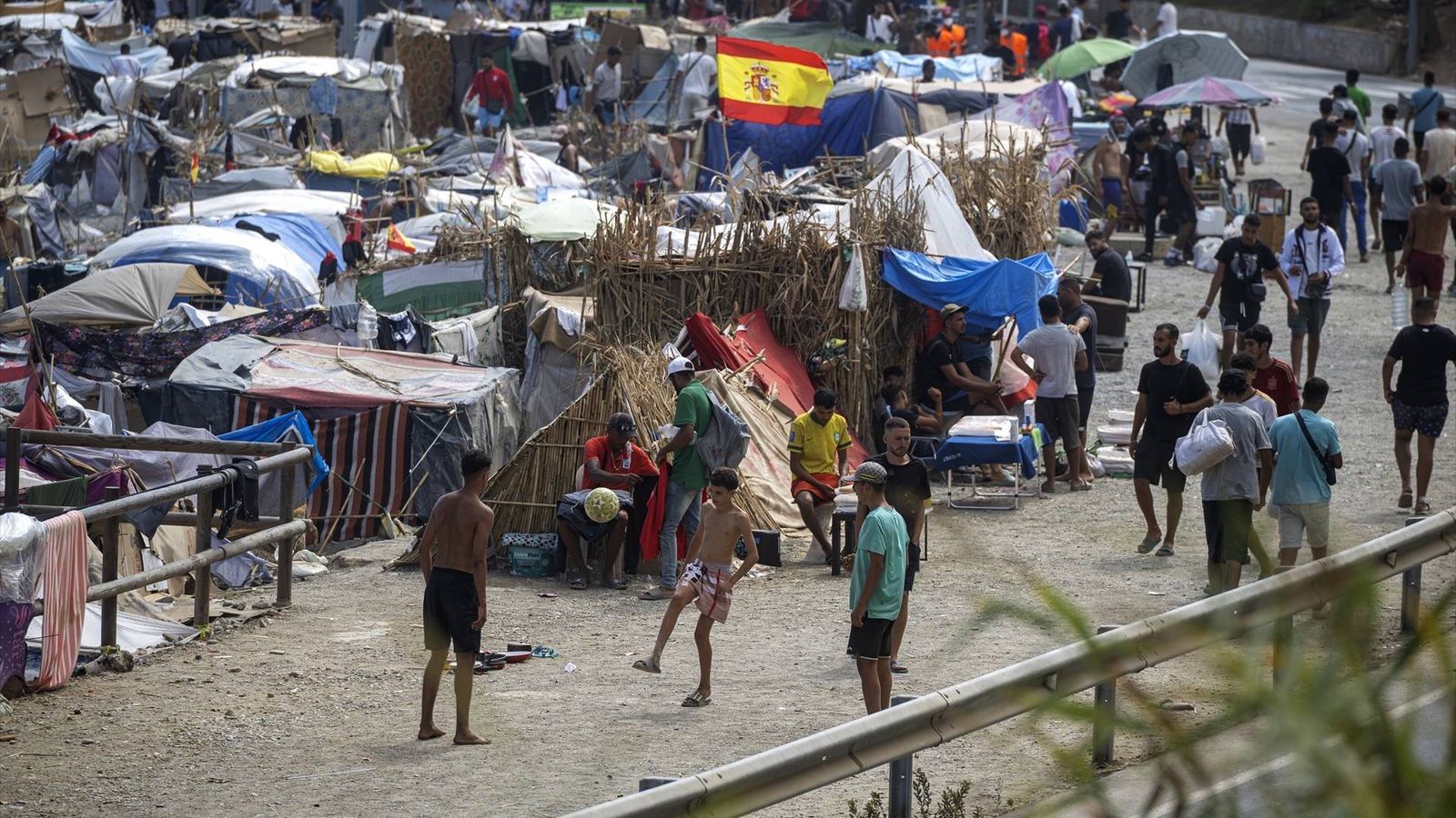 Migrantes en la playa El Trampolín de Ceuta